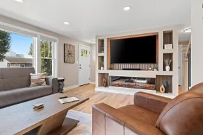 Fully Remodeled Home Walk to LambeauBarsResch - Image 3