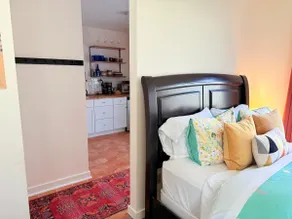 Bright, charming studio walkable to KU, downtown - Image 3