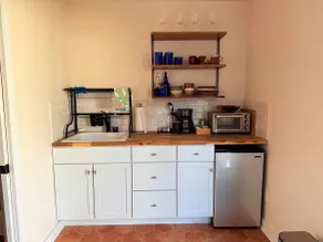 Bright, charming studio walkable to KU, downtown - Image 5