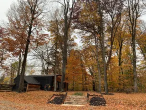 Unique Barndominium studio, private Hot tub & yard - Image 5