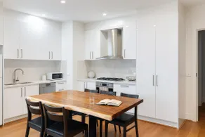 Brand new luxury 3 Beds +Parking 3.5kms from CBD - Image 3