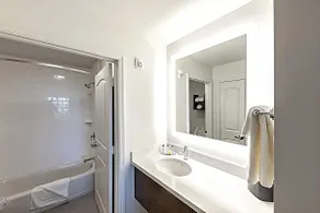 Great Find! Free Breakfast, Onsite Pool - Image 4