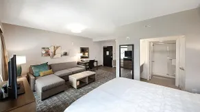 Great Find! Free Breakfast, Onsite Pool - Image 3