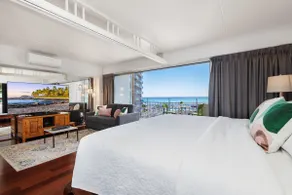 Waikiki Ocean & Sunset View Condo-free parking - Image 2
