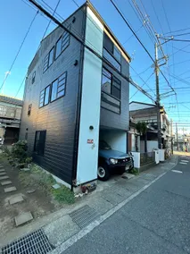 Enjoy Enoshima and Kamakura in this 3-story private house. Slam Dunk crossing is within walking distance. Rooftop with a view of the Enoden line - Image 2