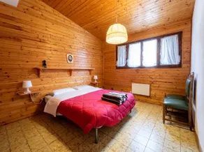 Mountain house for 8 · 5 bedrooms and fireplace - Image 4