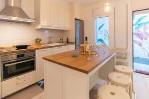 A central apartment and just 80 meters from the beach - Image 3