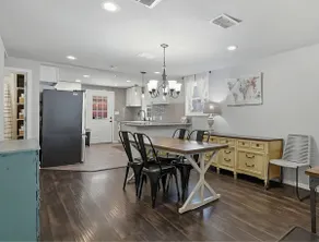 Southtown, close to downtown, with a pool! - Image 5