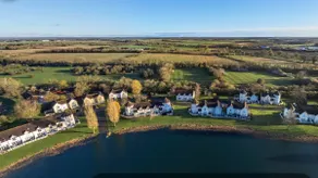 Liming Lodge - Lakeside Home in the Cotswolds - Image 4