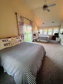 4 BDRM Lakeside Neighbours - Image 3