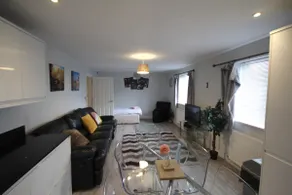 Holden Court Apartment 4 - Image 5