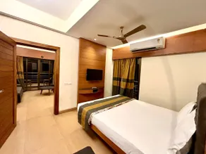 luxe Serviced Apartments with Pool for upto 12 - Image 3