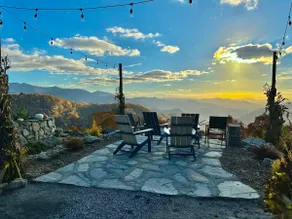 Amazing View! Smoky Mountains Pet Friendly Hikers - Image 4