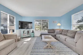 Coastal Retreat: Ocean Views & 3-Min Walk to Beach - Image 3