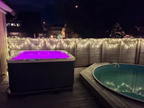 The yellow pool house - Image 1