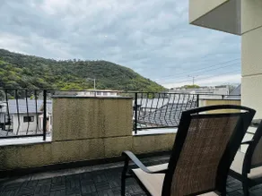 Perfect for a road trip with family or friends. Free parking for 2 large vehicles is included. Next to Kuribayashi Park. 10 minutes to Takamatsu Port. - Image 4