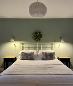 Cotswold stay - private garden & pretty park view - Image 2