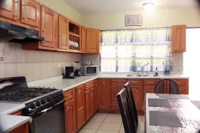 Very spacious house with all the amenities - Image 4