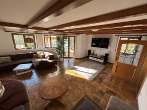 Spacious country house with large garden - Image 3