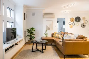 Beautiful 2 Bedroom Apt Min Walk to the City - Image 3