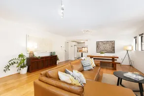 Beautiful 2 Bedroom Apt Min Walk to the City - Image 4