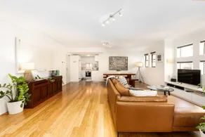 Beautiful 2 Bedroom Apt Min Walk to the City - Image 5