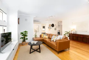 Beautiful 2 Bedroom Apt Min Walk to the City - Image 2