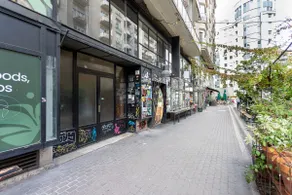 Charming Vintage Apartment Near Bars and Bistros - Image 2