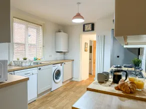 NEW - Spacious & Stylish 3 Bedroom Home in Folkestone - Image 3