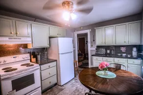 Charming Bungalow, King Bed, Large Yard - Image 3