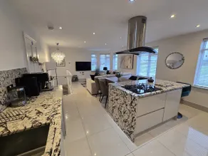 City Centre Duplex - Racecourse views w/ parking - Image 5