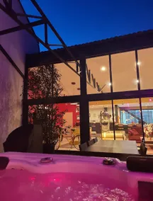 Loft Spa Reims-fr 250m2 privatifs, piscine intérieure chauffée, spa et parking - Image 2