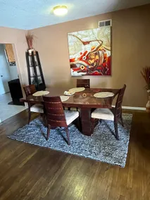 Cheerful 3-bedroom home with indoor fireplace - Image 3