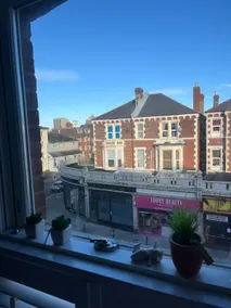 Top floor flat close to Albert Rd - Image 4
