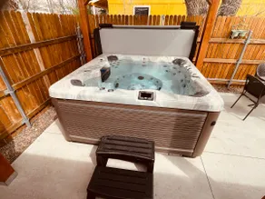 421 Downtown Hideaway Private HotTub w/AC - Image 4
