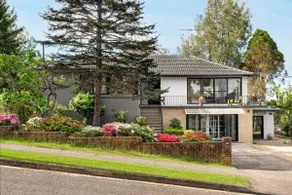 Spacious Three Sisters House - King Bed & Firepit - Image 5