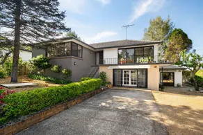 Spacious Three Sisters House - King Bed & Firepit - Image 2