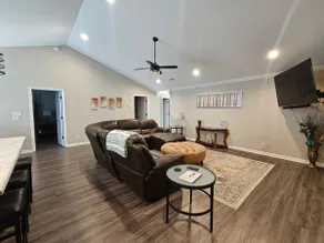 Centrally Located Condo/Sleeps 10/20 mins to UT - Image 5
