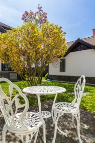 Tudor Central House - Quiet Stay, Garden & Parking - Image 5