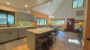 Beautiful remodeled three level home close to town - Image 5