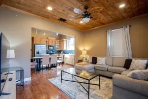 The Waco Victorian: 5min to Silos/Downtown/Baylor - Image 2