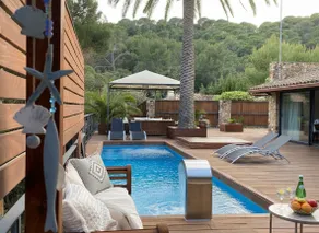 First line, Pool, Jacuzzi and Private Beach - Image 4