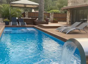 First line, Pool, Jacuzzi and Private Beach - Image 5