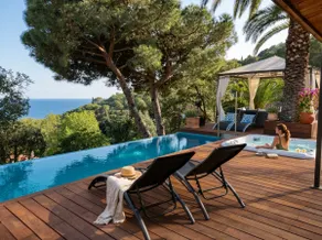 First line, Pool, Jacuzzi and Private Beach - Image 2