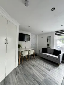 Twin Bed Apartment + New refurbishment + parking - Image 2