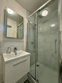 Twin Bed Apartment + New refurbishment + parking - Image 4