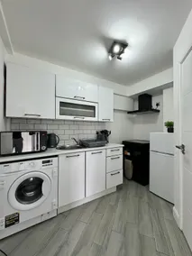 Twin Bed Apartment + New refurbishment + parking - Image 3