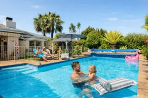 Meerendal Cottage-Affordable Luxury-Private Garden with Pool & Hot Tub - Image 3