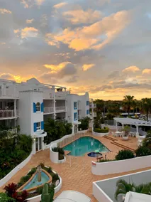 Santorini Villa in Nobby Beach - Image 4