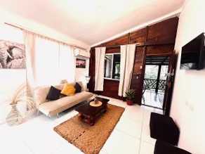 Comfortable 2bdr, steps to the beach and main trip - Image 4